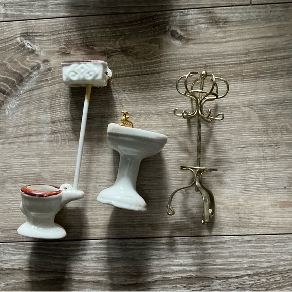 Vintage Doll House Furniture Bathroom, Kitchen Stove with Metal Pots - Picture 1 of 4